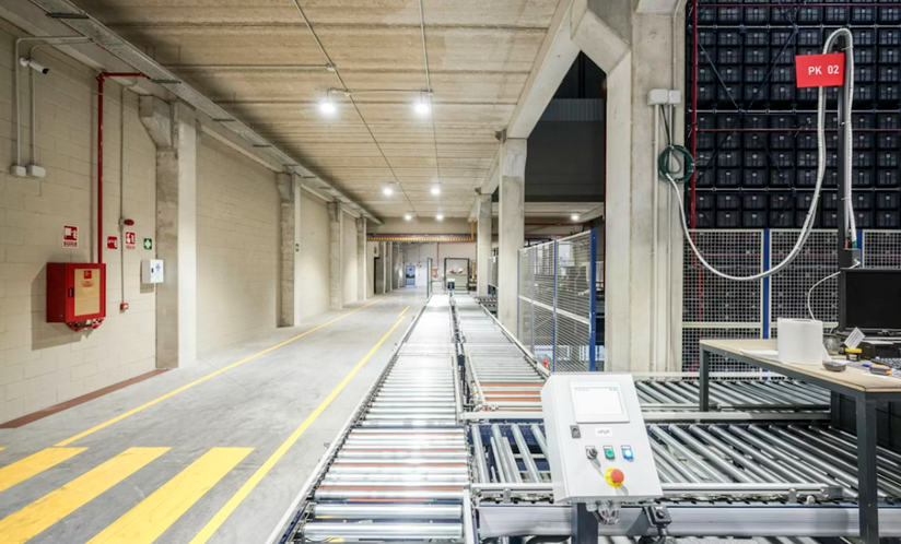 Industriehalle als Symbol für klare Führung, Verantwortung vor Ort, operative Exzellenz, Umsetzungskraft und wirksames Interim Management in Produktion und Logistik.